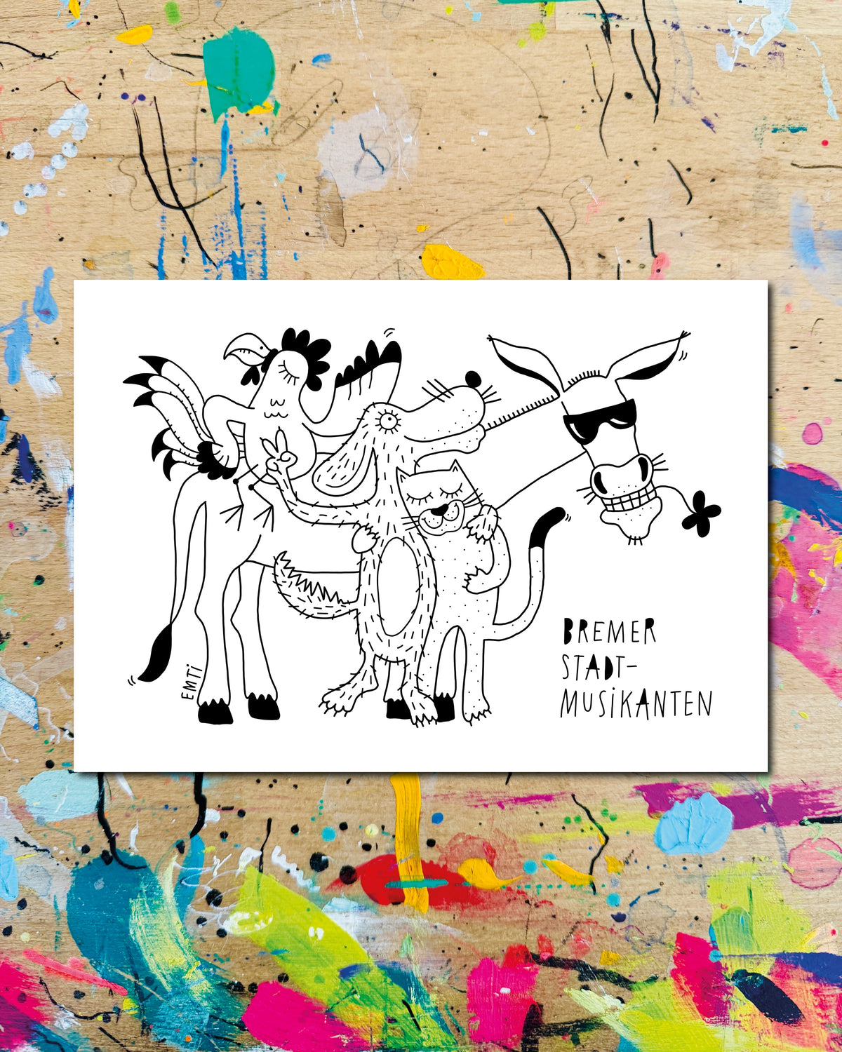 Postkarte quer: die Bremer Stadtmusikanten – Esel mit Sonnenbrille, Hund, Katze und Hahn – als ausgelassene Gruppe, dazu der Schriftzug „Bremer Stadtmusikanten“