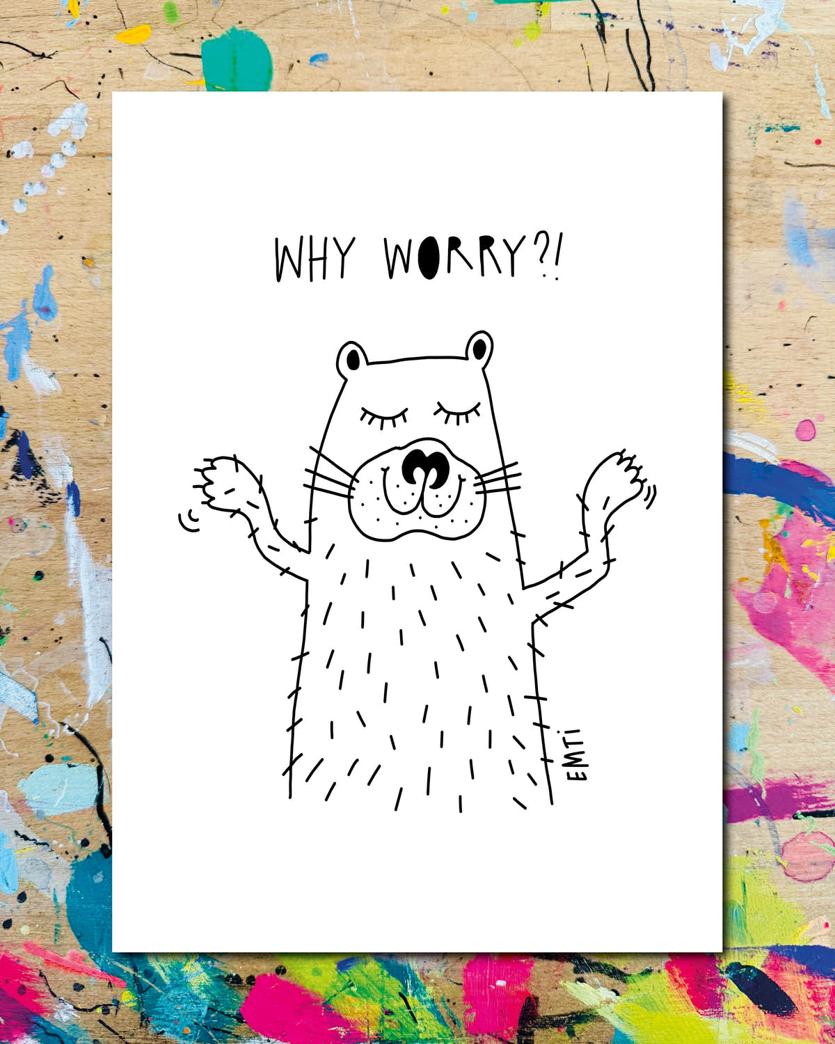 Postkarte: ein Bär mit geschlossenen Augen hebt beide Pfoten, dazu der Schriftzug „Why worry?!“