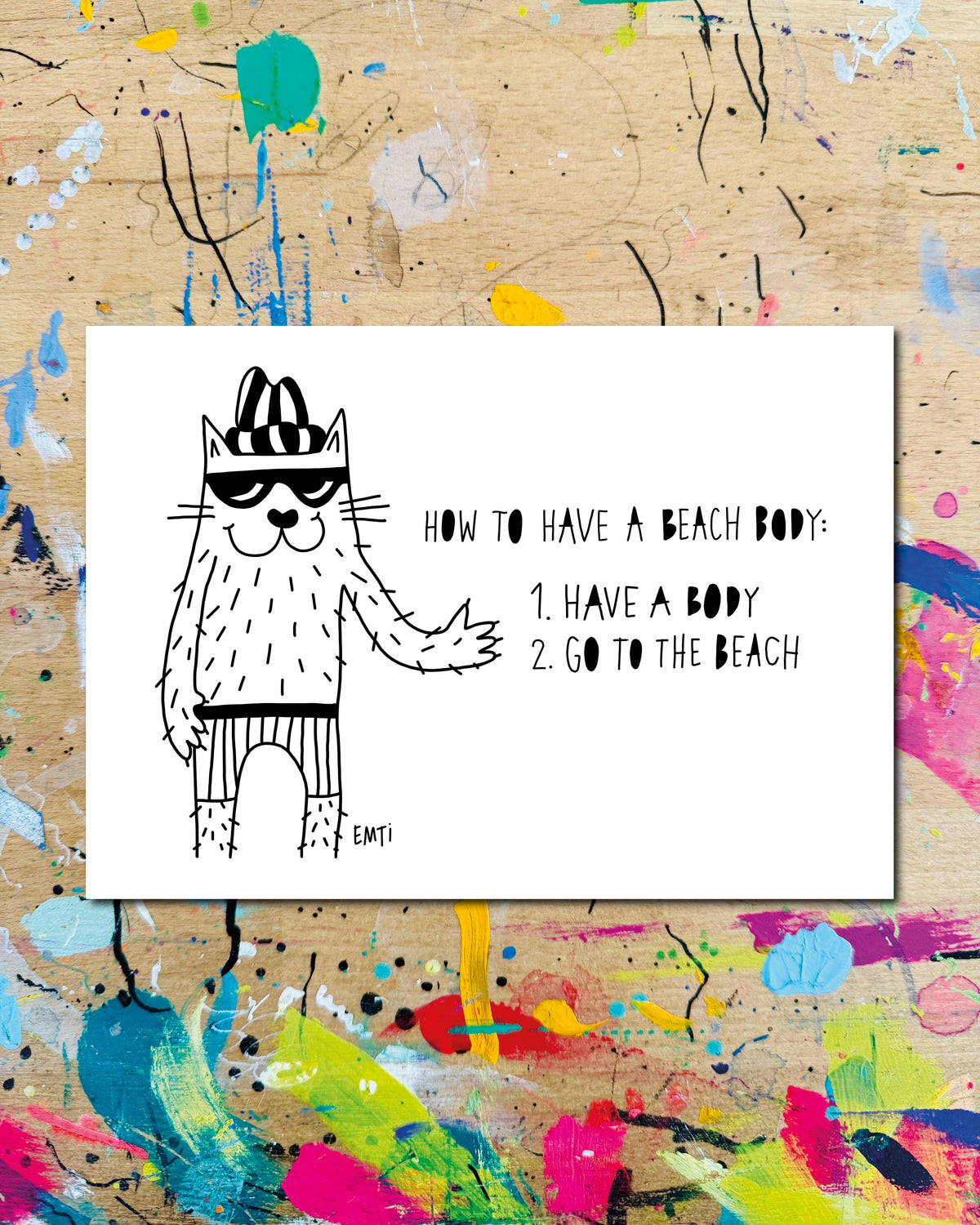 Postkarte quer: eine Katze mit Ringelmütze, Sonnenbrille und gestreifter Badehose, dazu der Schriftzug „How to have a beach body: 1. Have a body 2. Go to the beach“