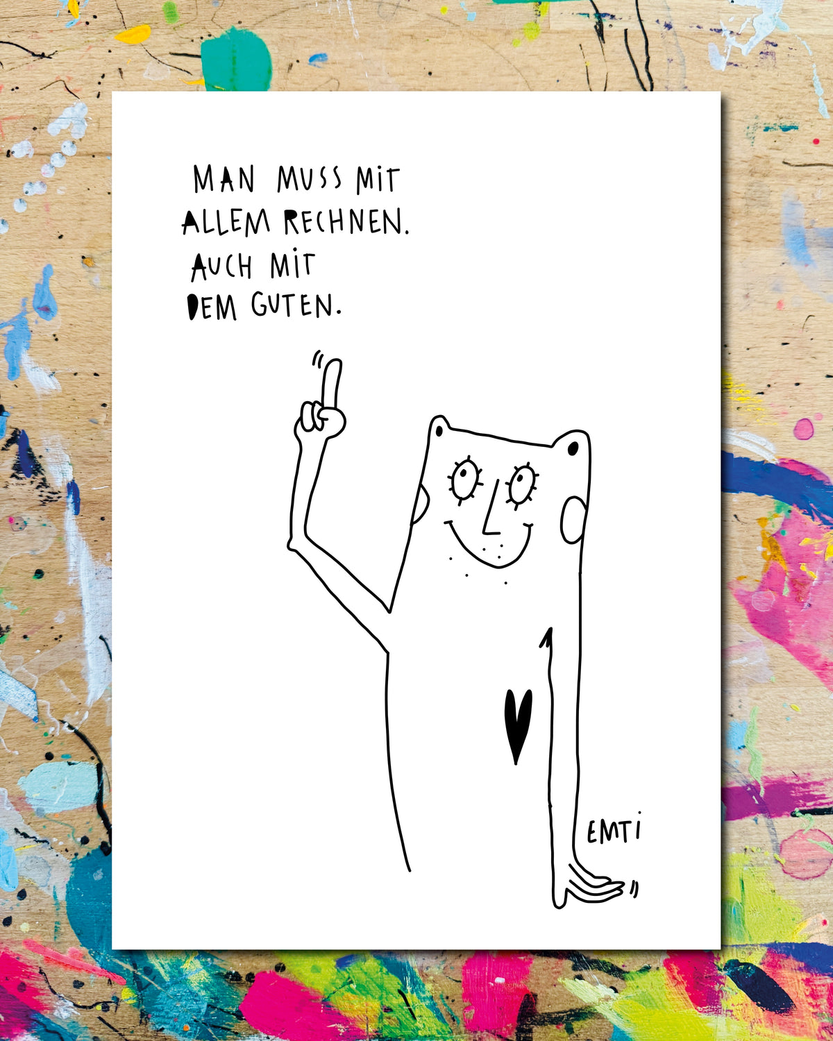 Postkarte: eine Figur mit Sternaugen und erhobenem Zeigefinger, dazu der Schriftzug „Man muss mit allem rechnen. Auch mit dem Guten.“
