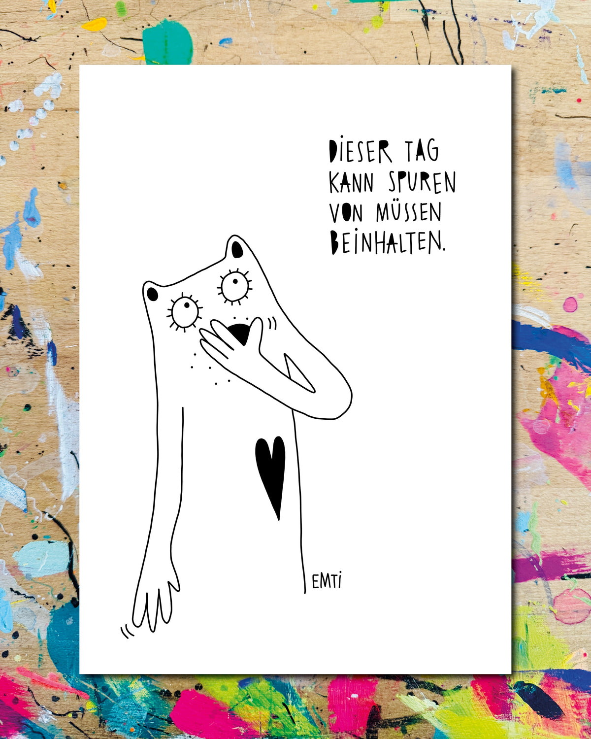 Postkarte: eine erschrocken guckende Figur mit Herz hält sich die Pfote vor den Mund, dazu der Schriftzug „Dieser Tag kann Spuren von Müssen beinhalten.“