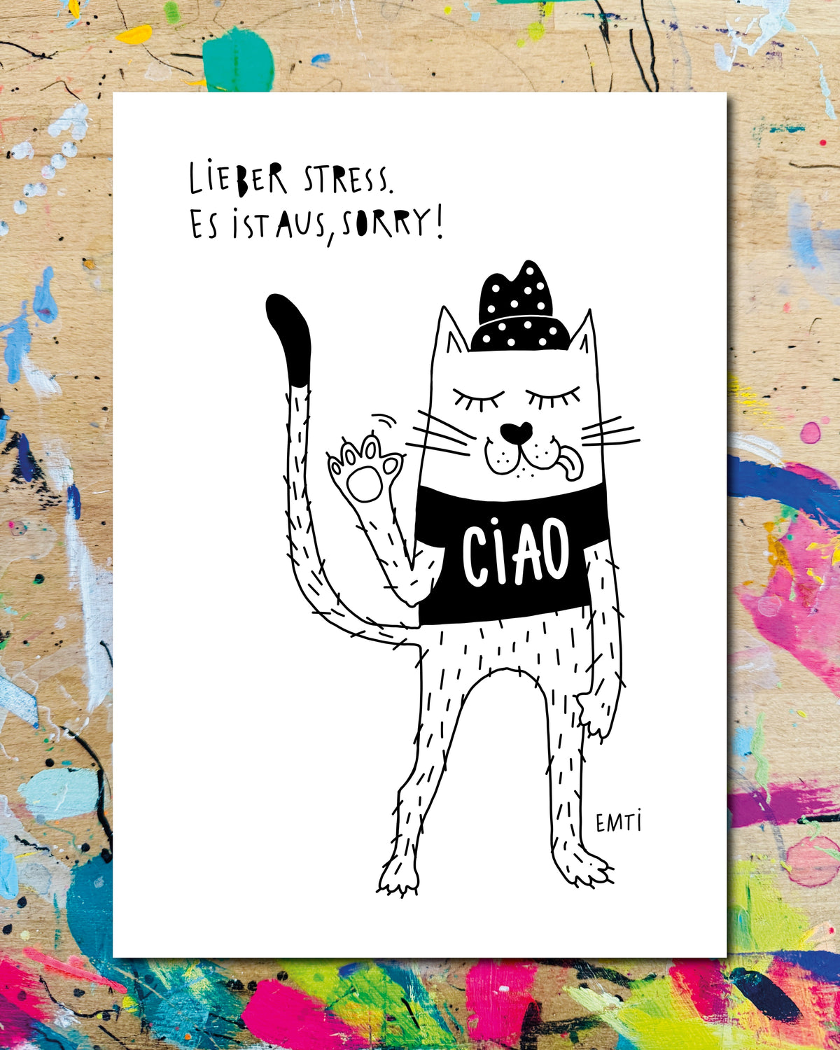 Postkarte: eine winkende Katze mit Pünktchenmütze im Ciao-Shirt, dazu der Schriftzug „Lieber Stress, es ist aus, sorry!“