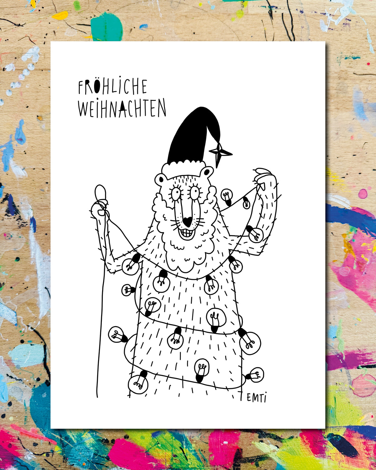 Postkarte: ein Bär mit Weihnachtsmannmütze und Rauschebart, in eine Lichterkette gewickelt, dazu der Schriftzug „Fröhliche Weihnachten“