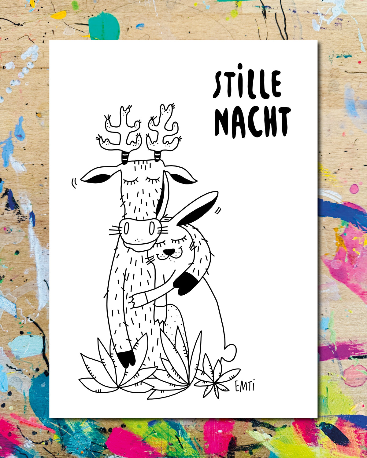 Postkarte: ein Hirsch und ein Hase umarmen sich mit geschlossenen Augen, zu ihren Füßen Blätter, dazu der Schriftzug „Stille Nacht“