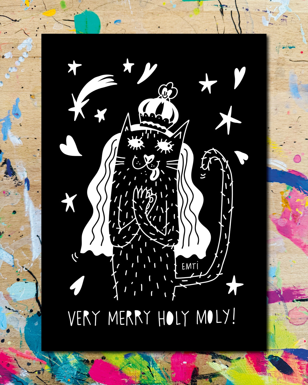 Postkarte: eine Katze mit Krone und Schleier faltet die Pfoten, auf schwarzem Grund zwischen Sternen und Herzen, dazu der Schriftzug „Very merry holy moly!“