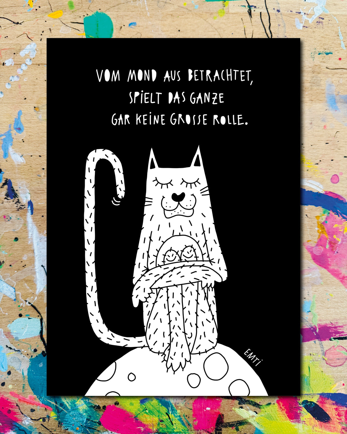 Postkarte: eine Katze sitzt auf dem Mond, auf schwarzem Grund, dazu der Schriftzug „Vom Mond aus betrachtet, spielt das Ganze gar keine große Rolle.“