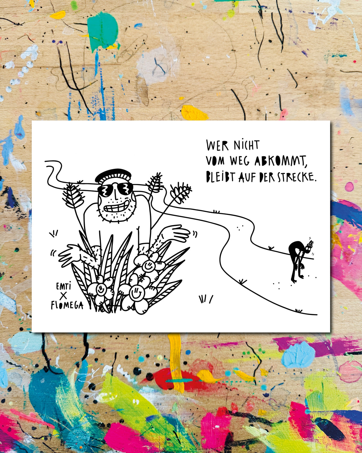 Postkarte quer: eine Figur mit Mütze und Sonnenbrille sitzt grinsend in einem Busch mit Blumen, daneben ein geschwungener Weg, auf dem eine kleine Figur erschöpft gebückt steht, dazu der Schriftzug „Wer nicht vom Weg abkommt, bleibt auf der Strecke.“