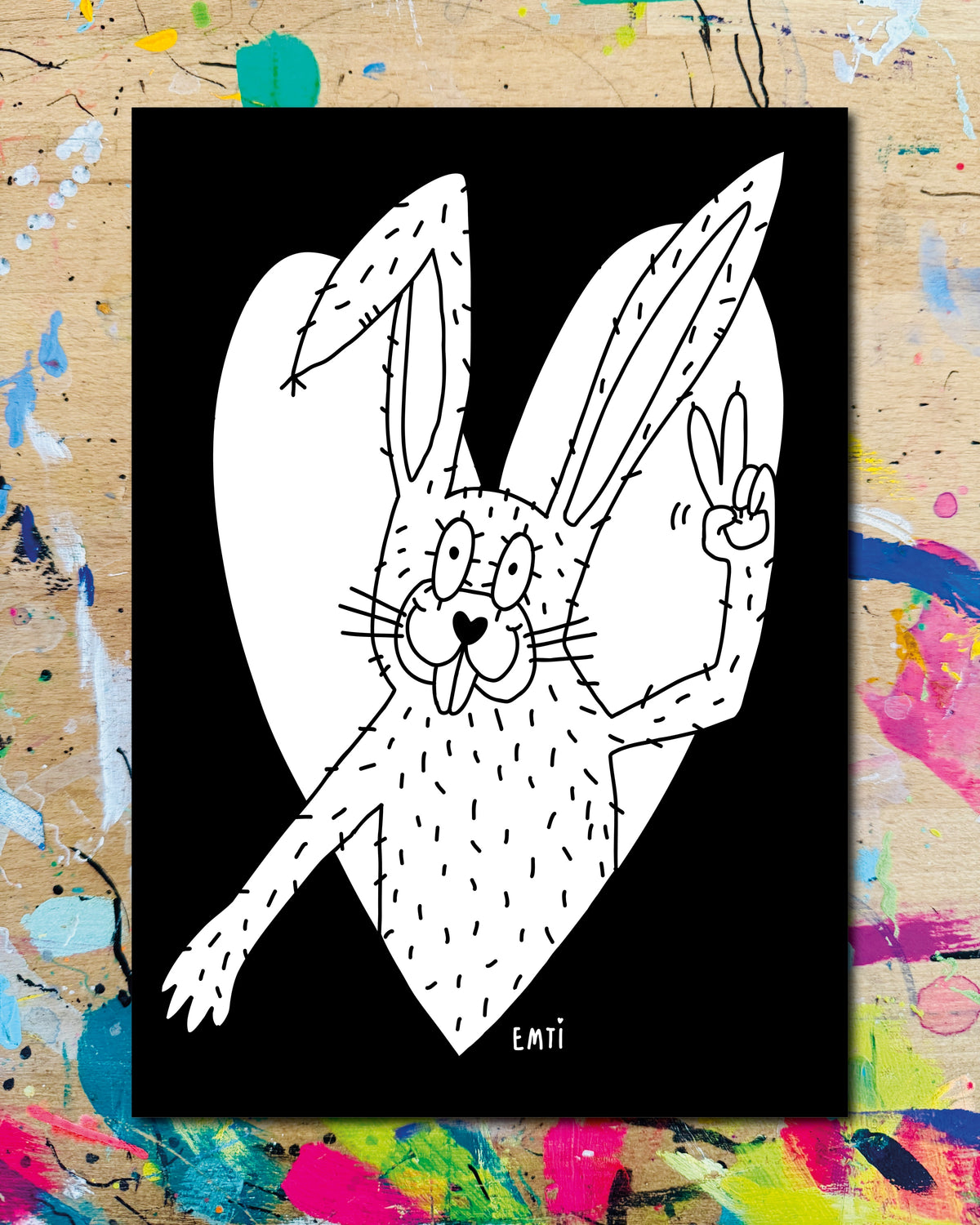 Postkarte: ein Hase macht ein Peace-Zeichen, vor einem weissen Herz auf schwarzem Grund