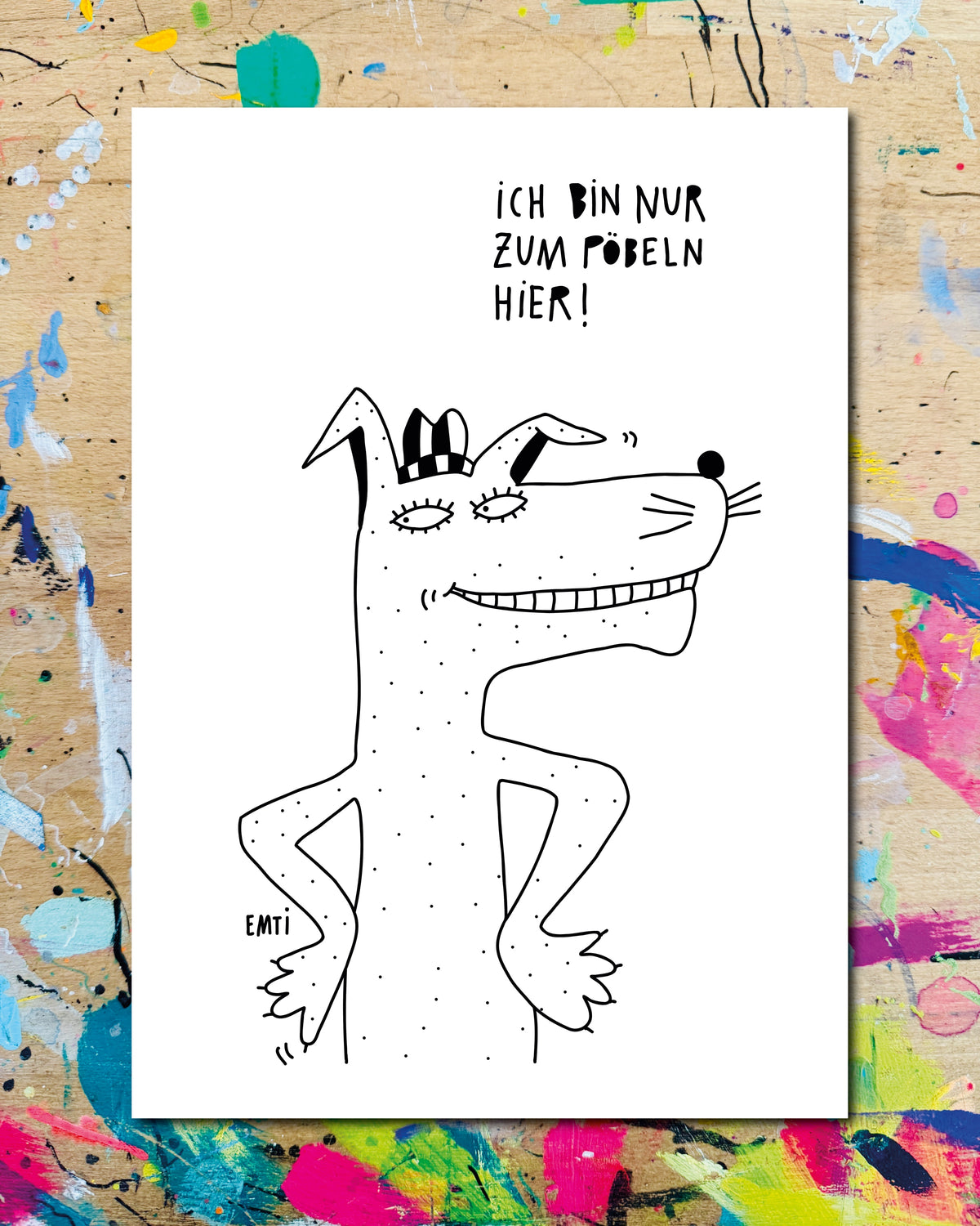 Postkarte: ein Hund mit karierter Mütze, die Hände in die Hüften gestemmt, dazu der Schriftzug „Ich bin nur zum Pöbeln hier!“