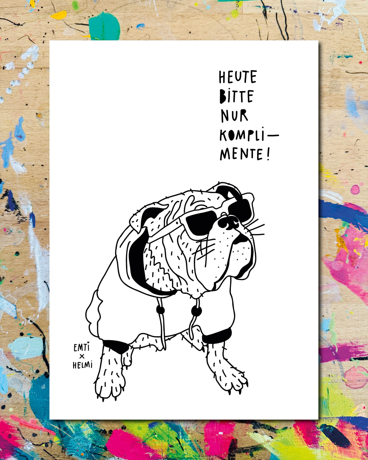Postkarte: eine Bulldogge mit Sonnenbrille im Kapuzenpulli, dazu der Schriftzug „Heute bitte nur Komplimente!“