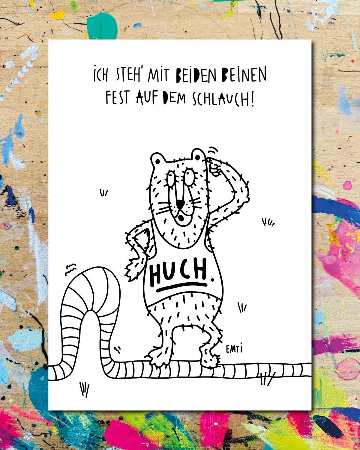 Postkarte: ein Bär im Huch-Shirt steht auf einem gestreiften Schlauch, dazu der Schriftzug „Ich steh mit beiden Beinen fest auf dem Schlauch!“