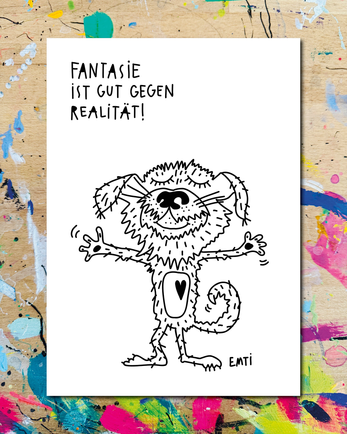 Postkarte: ein zotteliger Hund mit ausgebreiteten Armen und einem Herz auf dem Bauch, dazu der Schriftzug „Fantasie ist gut gegen Realität!“