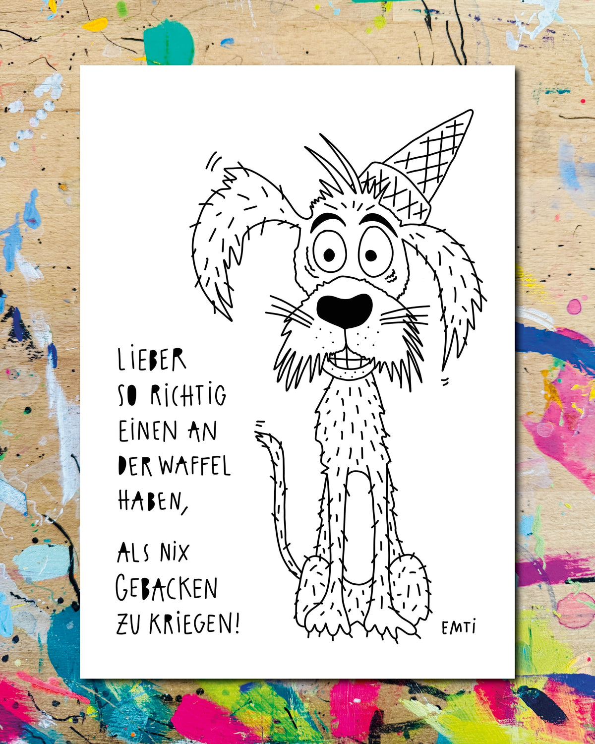 Postkarte: ein zotteliger Hund mit einer Eiswaffel auf dem Kopf, dazu der Schriftzug „Lieber so richtig einen an der Waffel haben, als nix gebacken zu kriegen!“