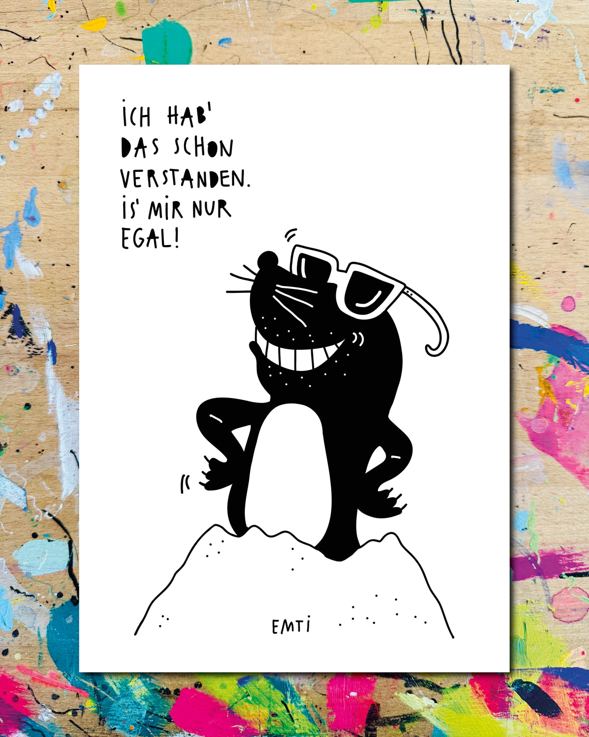 Postkarte: ein Maulwurf mit hochgeschobener Sonnenbrille auf einem Erdhügel, dazu der Schriftzug „Ich hab das schon verstanden. Is mir nur egal!“