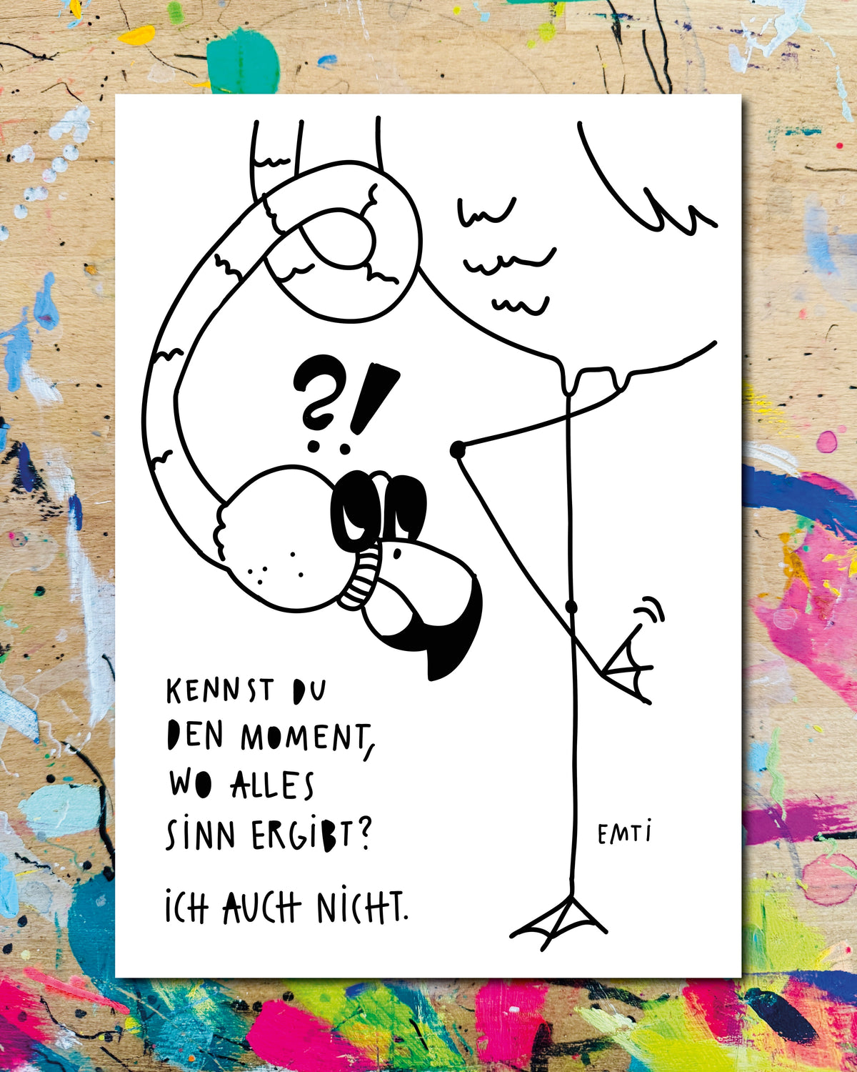 Postkarte: ein Flamingo auf einem Bein, der verwirrt seinen Kopf nach unten biegt, dazu der Schriftzug „Kennst du den Moment, wo alles Sinn ergibt? Ich auch nicht.“