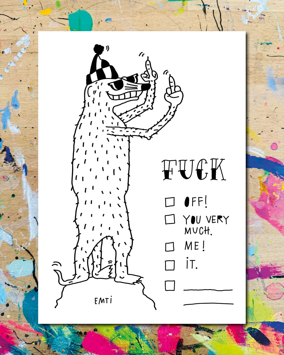 Postkarte: ein Erdmännchen mit Bommelmütze und Sonnenbrille steht aufrecht auf einem Felsen und zeigt zwei Mittelfinger, daneben der Schriftzug „Fuck“ mit Kästchen zum Ankreuzen: „off!“, „you very much.“, „me!“, „it.“ und eine leere Zeile
