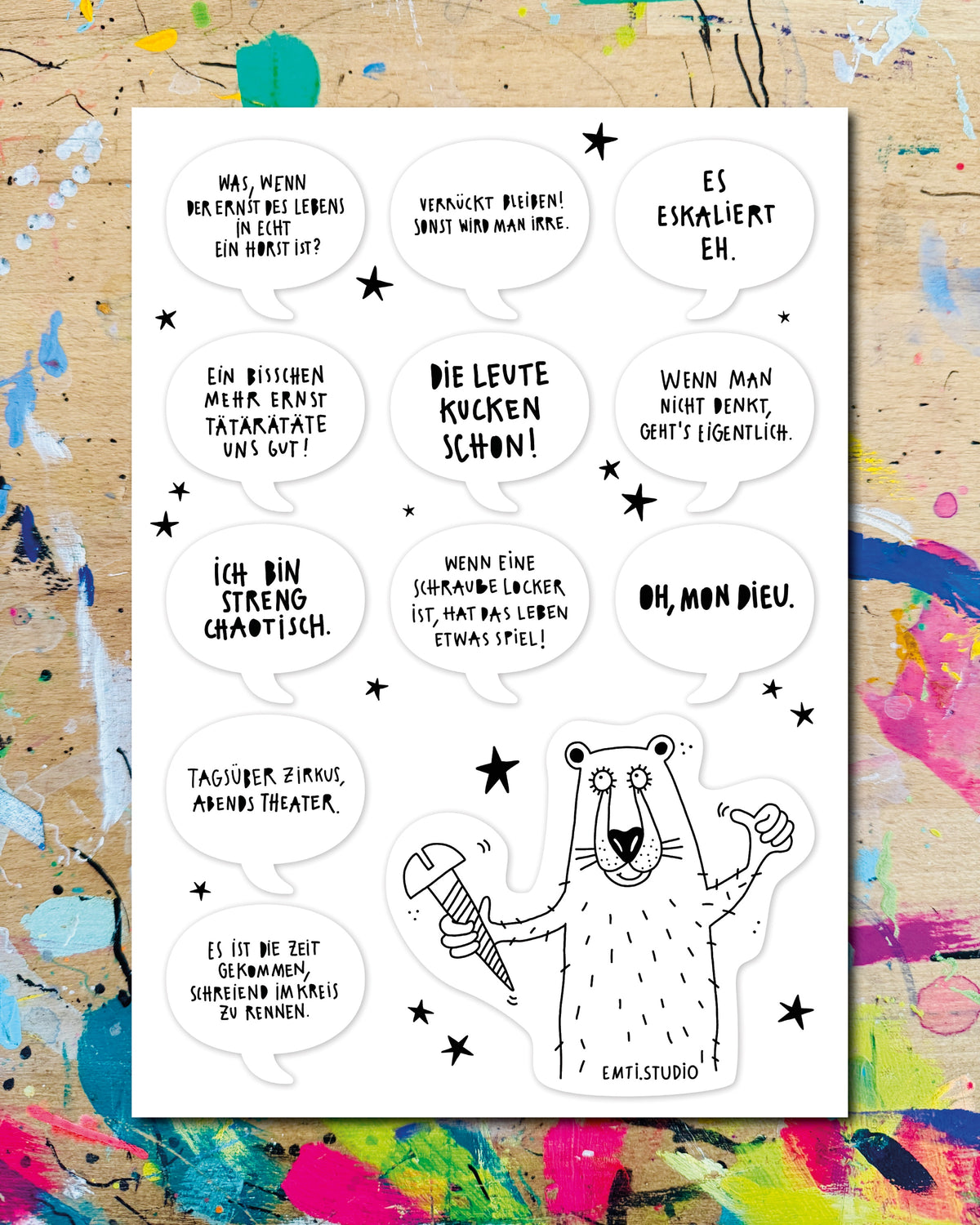 Stickerbogen mit Sprüchen und einem Bären mit Schraube, darunter „Es eskaliert eh“, „Die Leute kucken schon!“ und „Oh, mon dieu.“