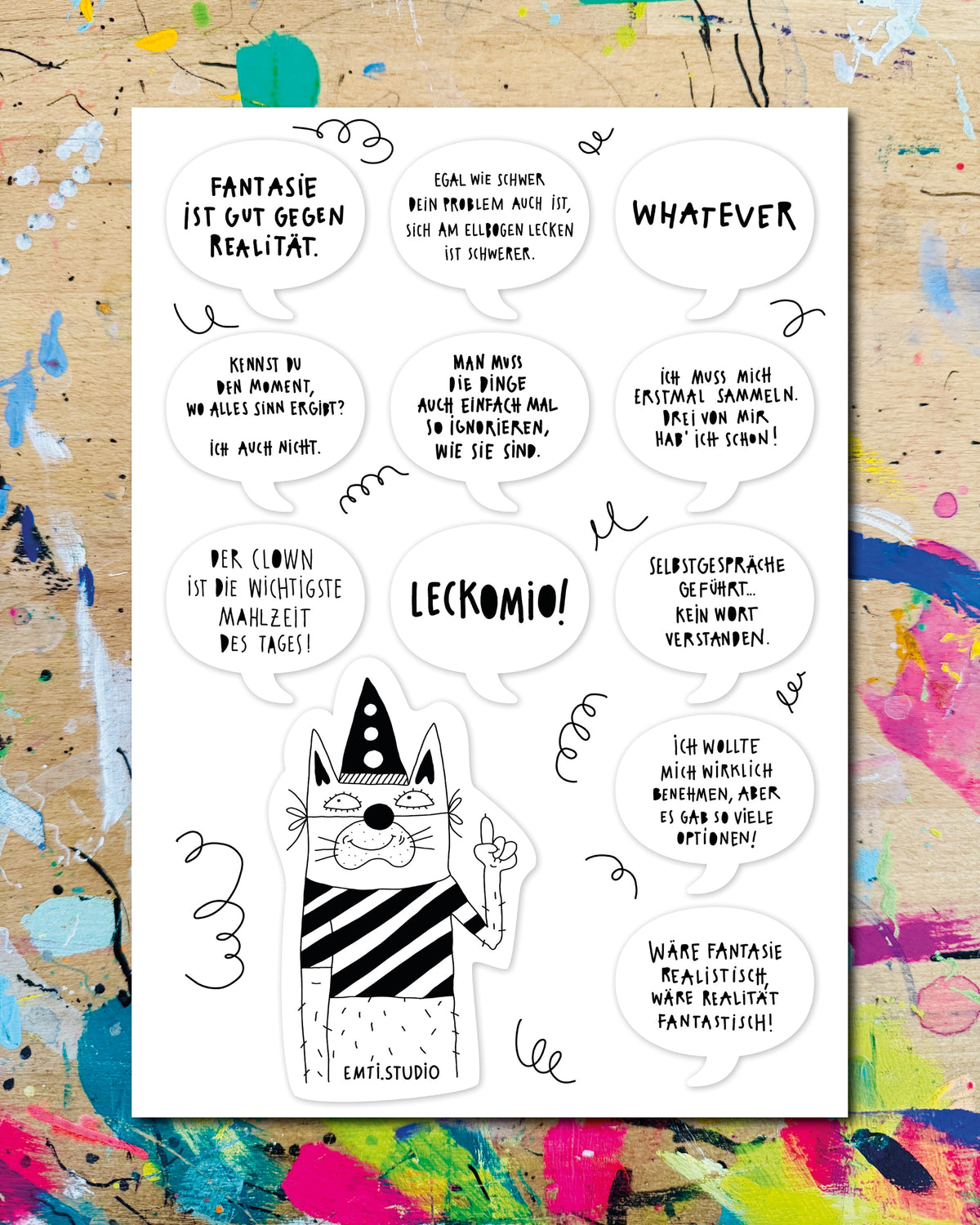 Stickerbogen mit Sprüchen und einer Katze mit Partyhut und Clownsnase, darunter „Whatever“, „Leckomio!“ und „Fantasie ist gut gegen Realität.“