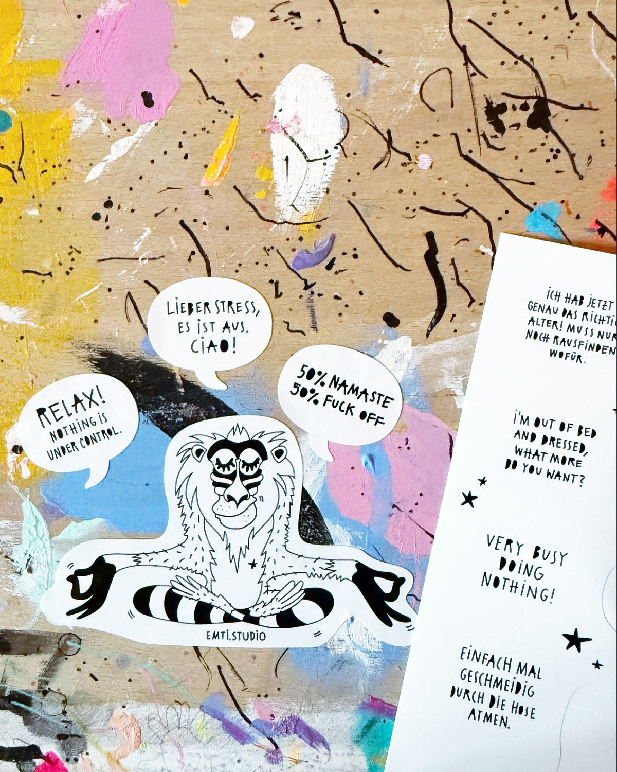 Der Stickerbogen mit teilweise abgelösten Stickern