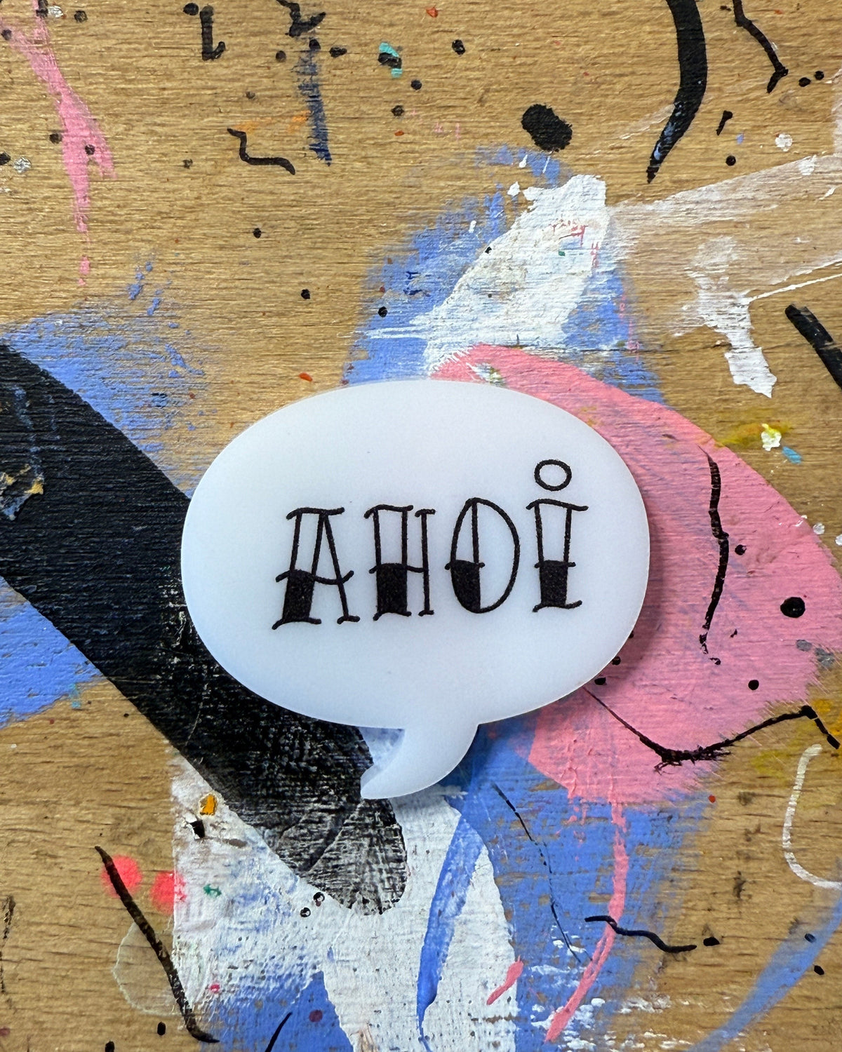 Sprechblase aus Acryl mit dem Schriftzug „Ahoi“