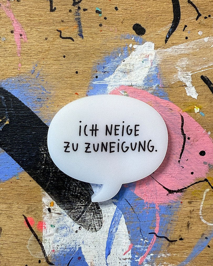 Sprechblase aus Acryl mit dem Schriftzug „Ich neige zu Zuneigung.“