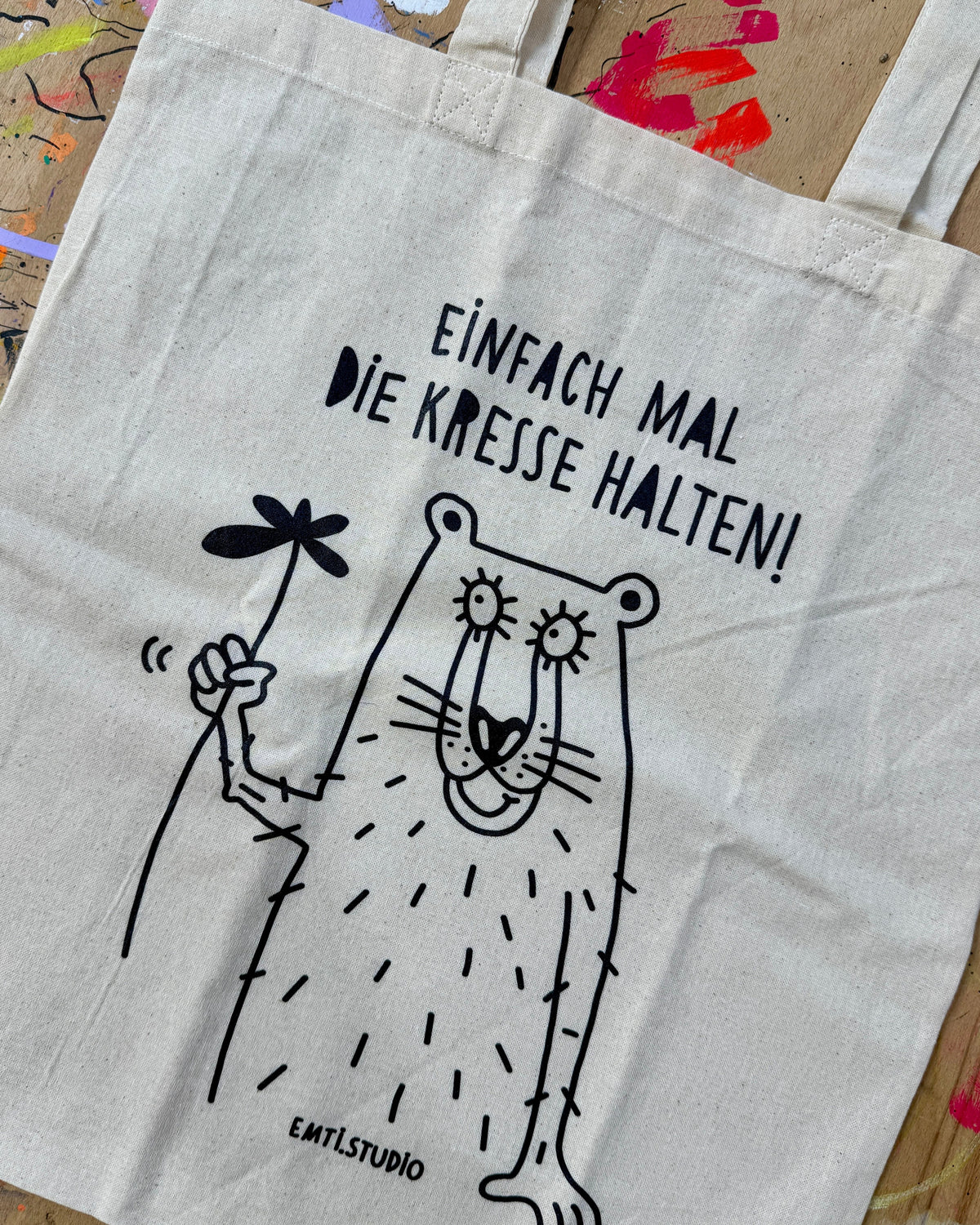 Naturfarbener Stoffbeutel mit einem gezeichneten Bären und dem Schriftzug „Einfach mal die Kresse halten!“