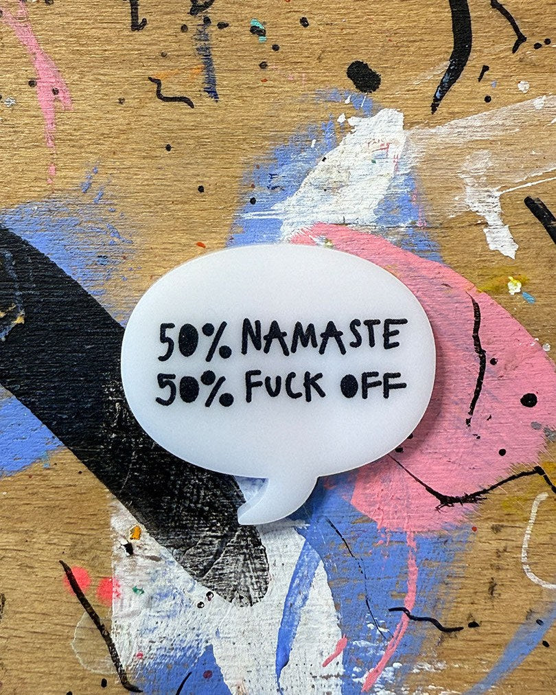 Sprechblase aus Acryl mit dem Schriftzug „50% Namaste, 50% Fuck off“