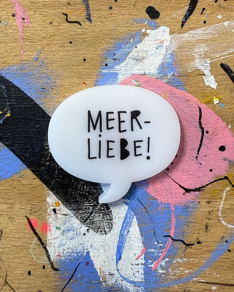Sprechblase aus Acryl mit dem Schriftzug „Meerliebe!“