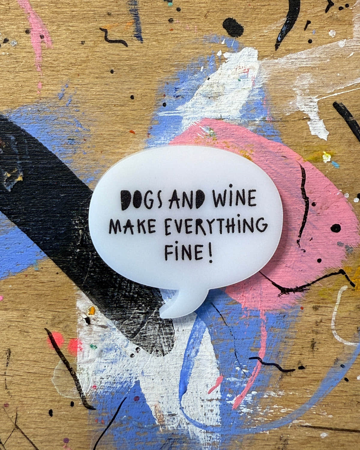 Sprechblase aus Acryl mit dem Schriftzug „Dogs and wine make everything fine!“