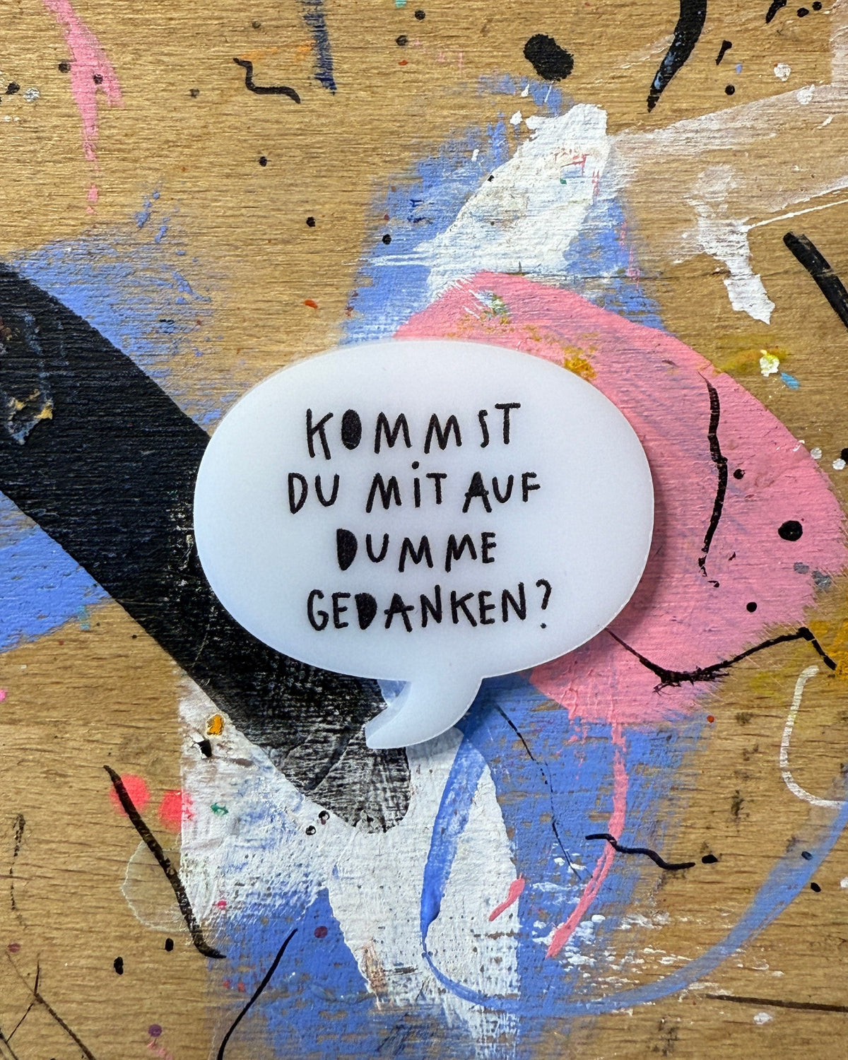 Sprechblase aus Acryl mit dem Schriftzug „Kommst du mit auf dumme Gedanken?“
