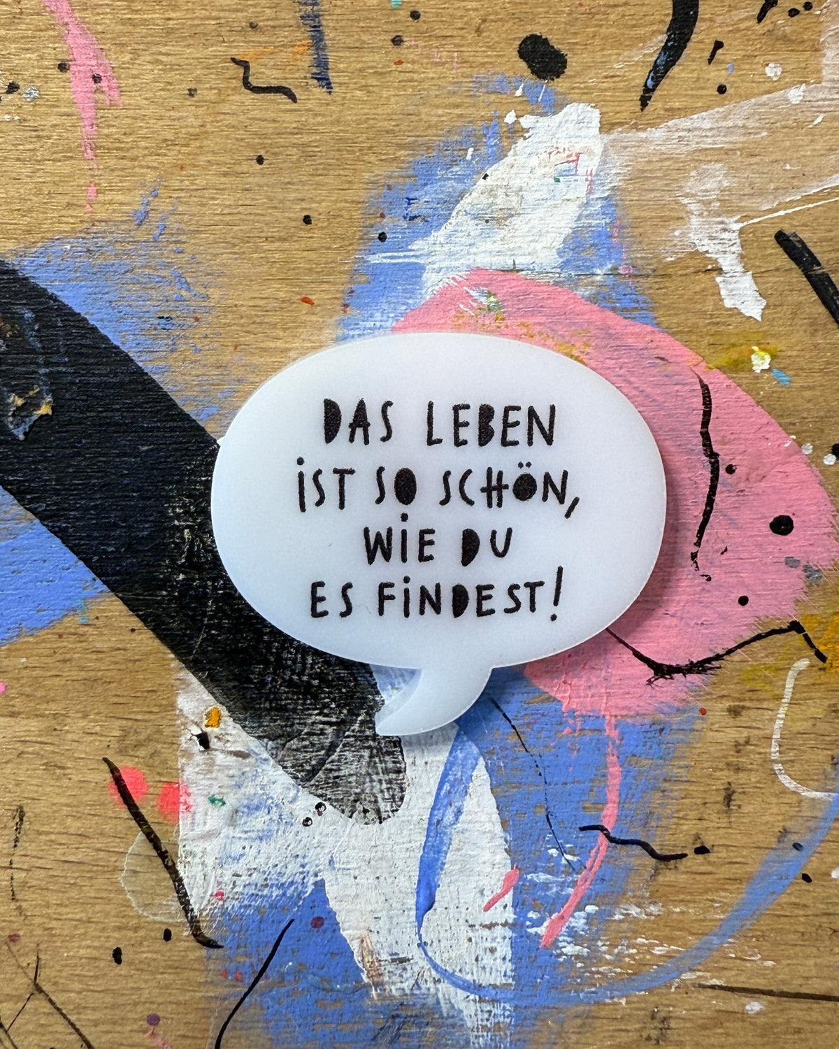Sprechblase aus Acryl mit dem Schriftzug „Das Leben ist so schön, wie du es findest!“