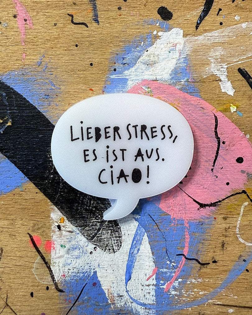 Sprechblase aus Acryl mit dem Schriftzug „Lieber Stress, es ist aus. Ciao!“