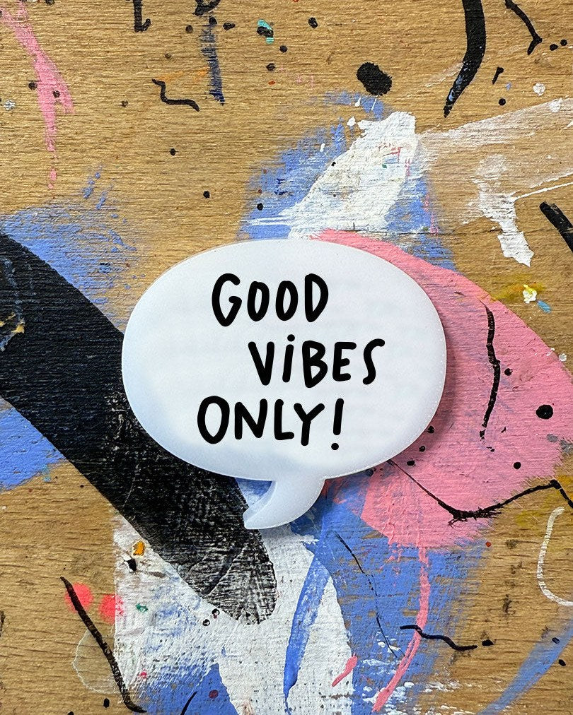 Sprechblase aus Acryl mit dem Schriftzug „Good vibes only!“