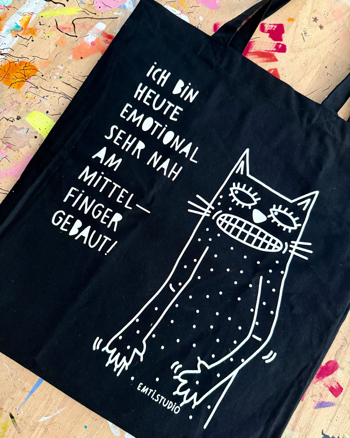 Schwarzer Stoffbeutel mit einer gezeichneten Katze und dem Schriftzug „Ich bin heute emotional sehr nah am Mittelfinger gebaut!“