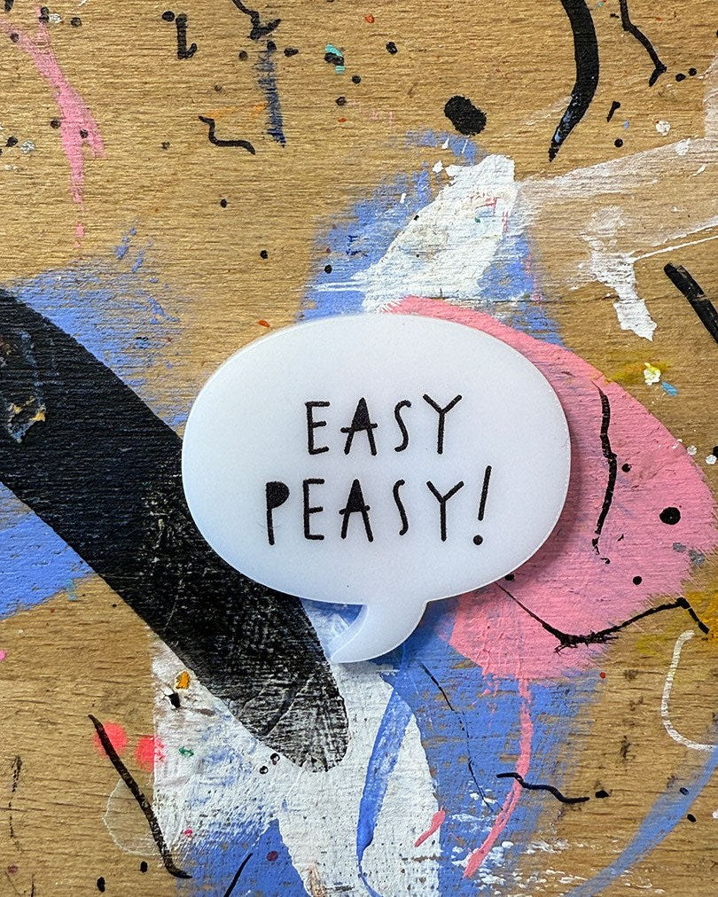 Sprechblase aus Acryl mit dem Schriftzug „Easy peasy!“