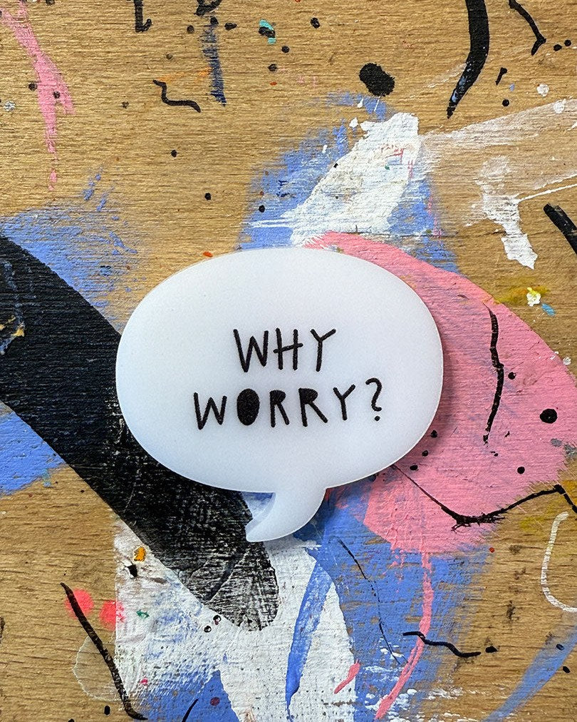 Sprechblase aus Acryl mit dem Schriftzug „Why worry?“
