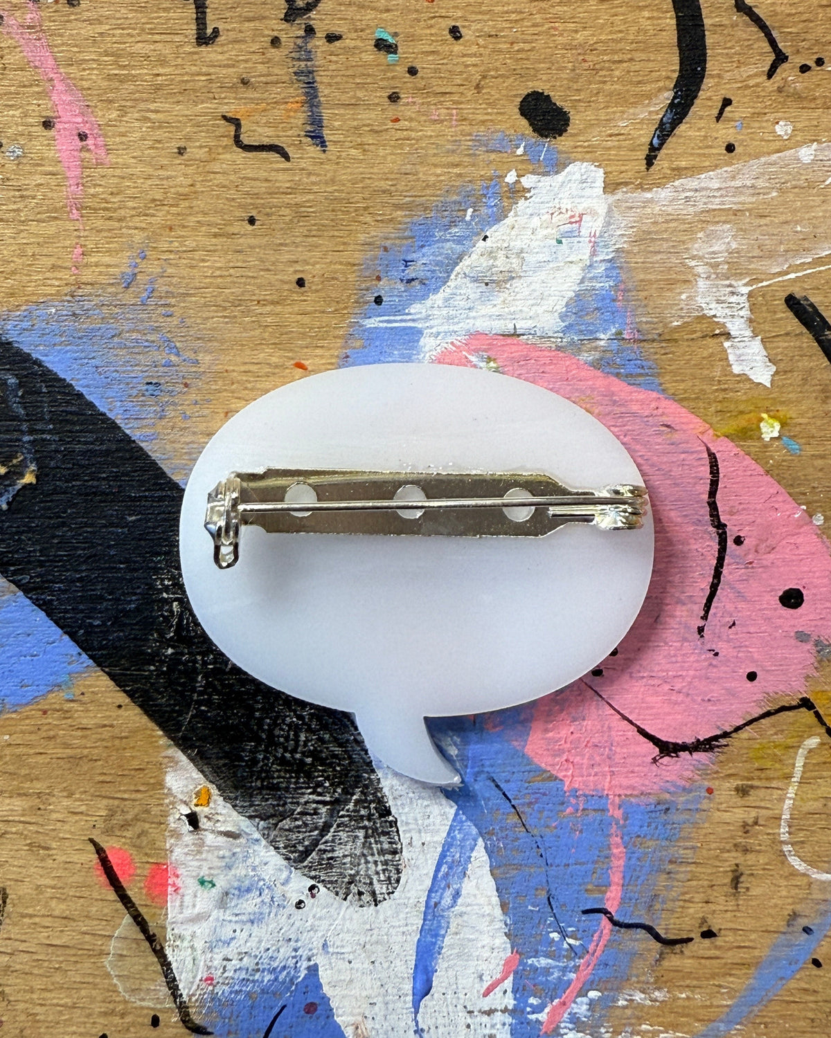 Rückseite mit Anstecknadel