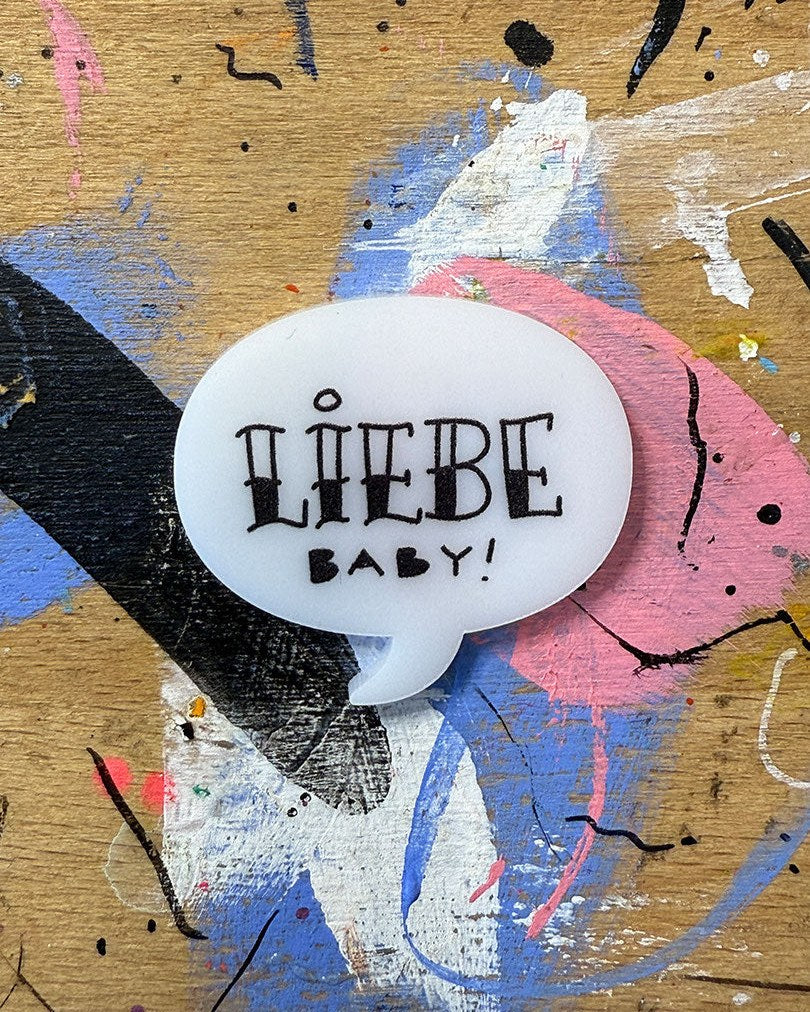 Sprechblase aus Acryl mit dem Schriftzug „Liebe, Baby!“