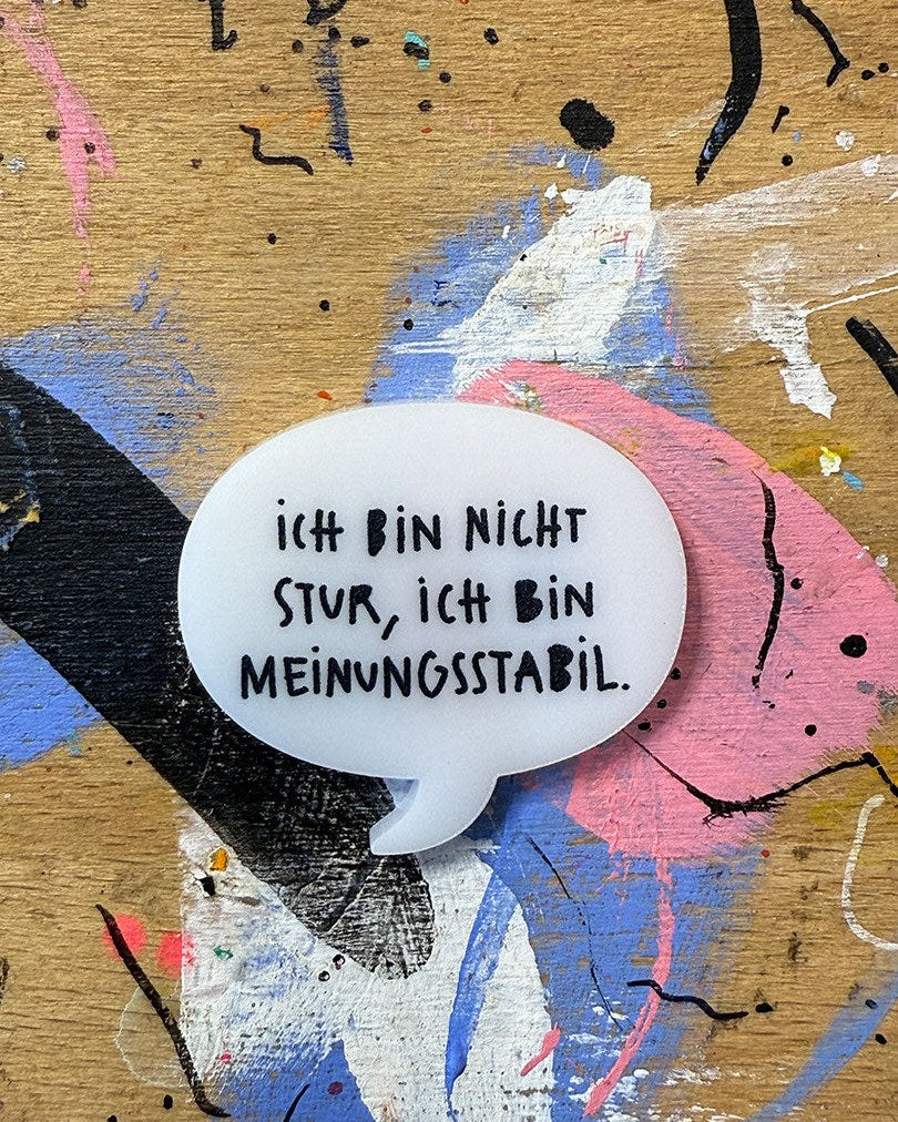 Sprechblase aus Acryl mit dem Schriftzug „Ich bin nicht stur, ich bin meinungsstabil.“
