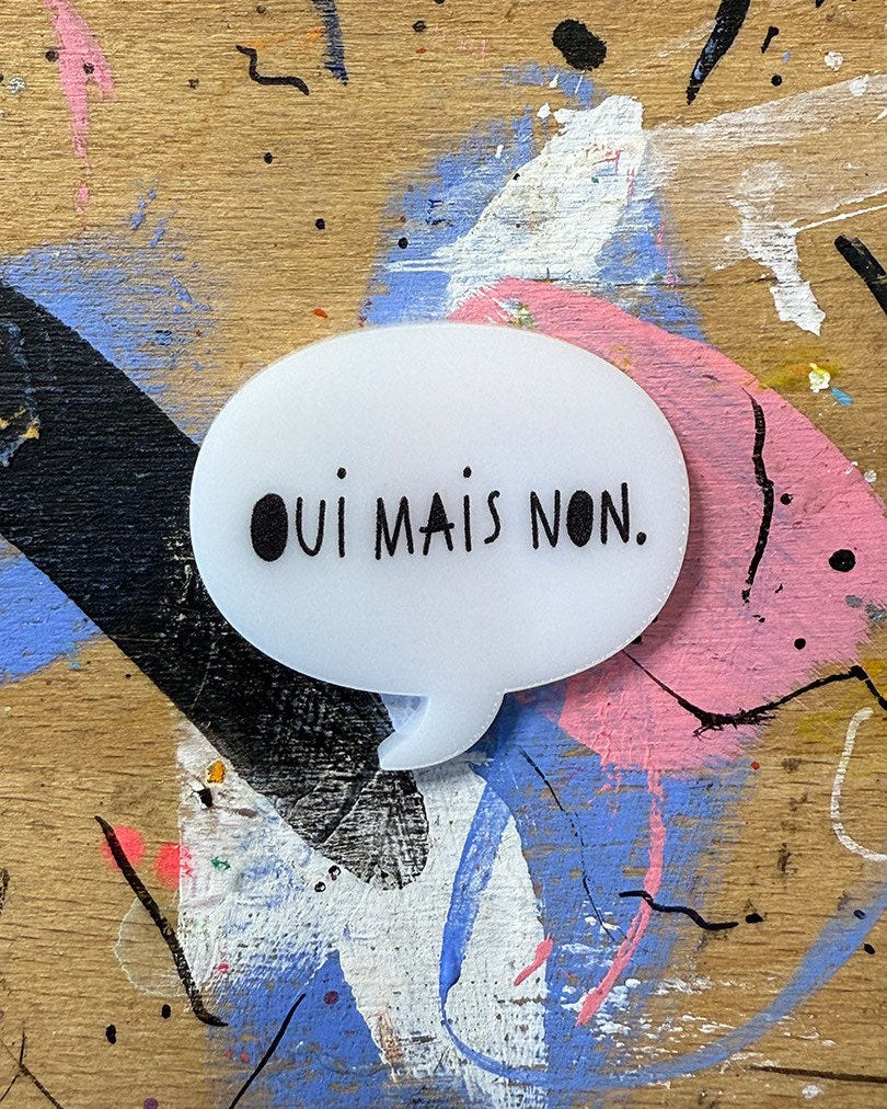 Sprechblase aus Acryl mit dem Schriftzug „Oui mais non.“