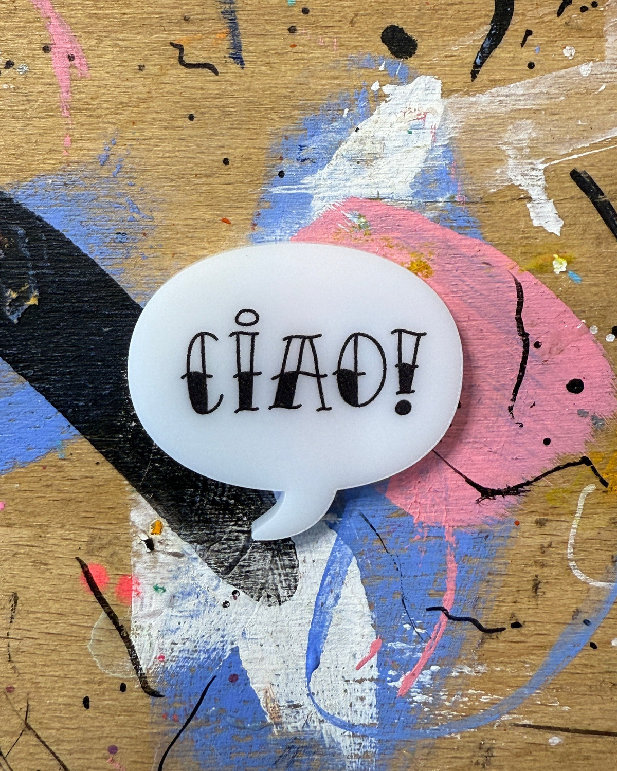 Sprechblase aus Acryl mit dem Schriftzug „Ciao!“