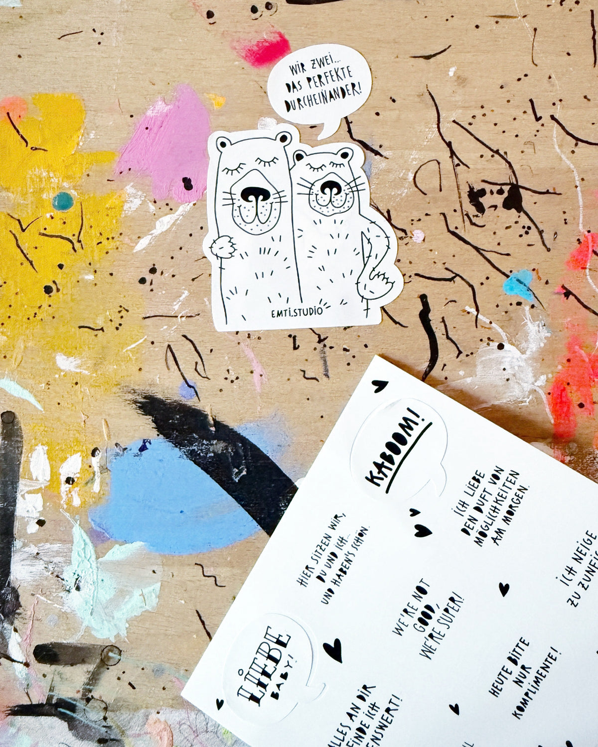 Der Stickerbogen mit teilweise abgelösten Stickern