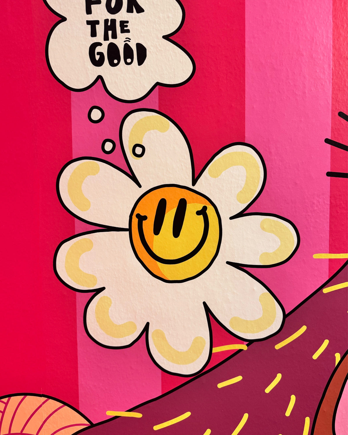 Detail der Wandillustration: eine Blume mit lachendem Smiley-Gesicht auf rosa Streifen, darüber eine Gedankenblase