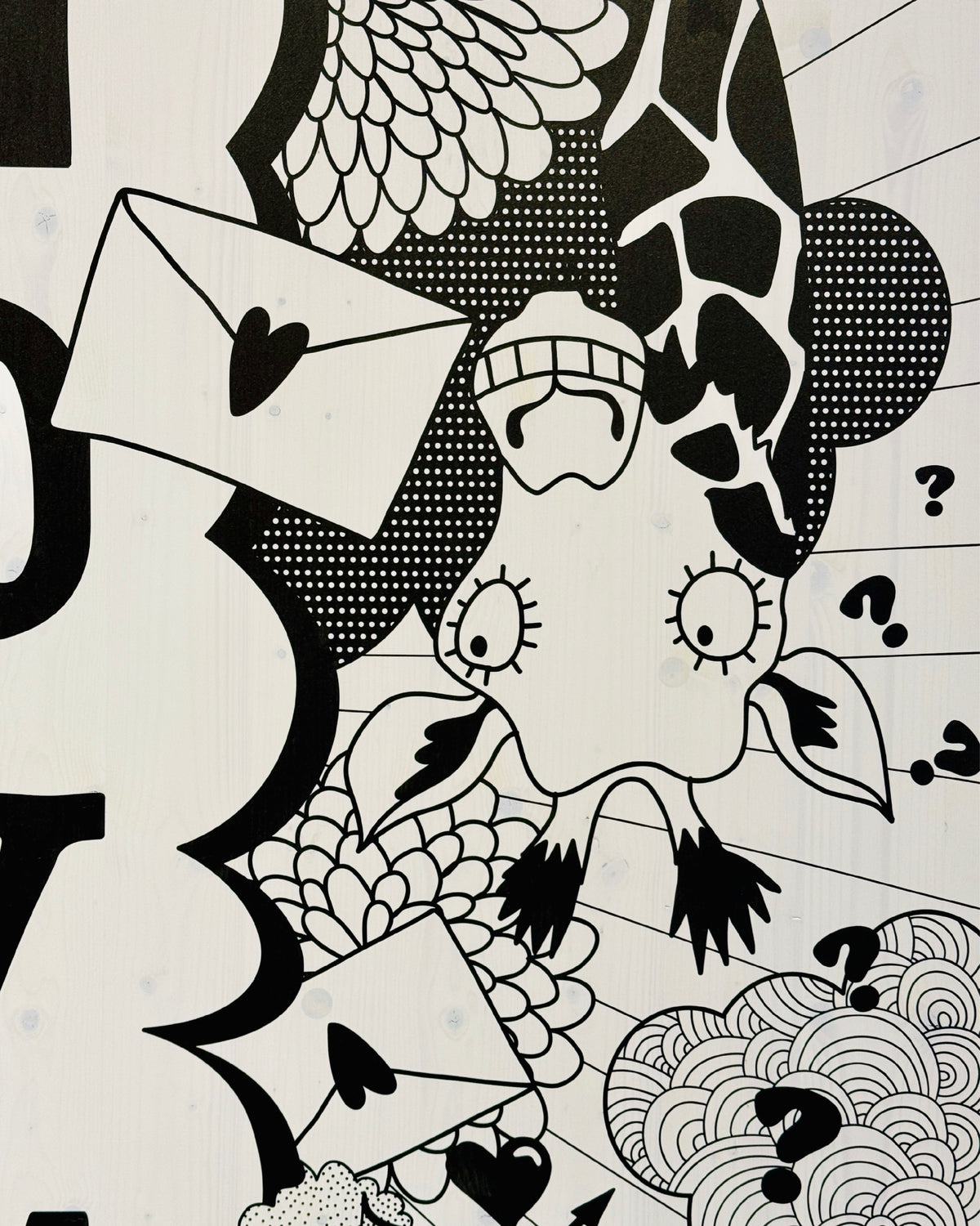 Detail einer schwarz-weißen Tafel: eine Giraffe mit großen Augen zwischen Briefumschlägen mit Herzen und Fragezeichen