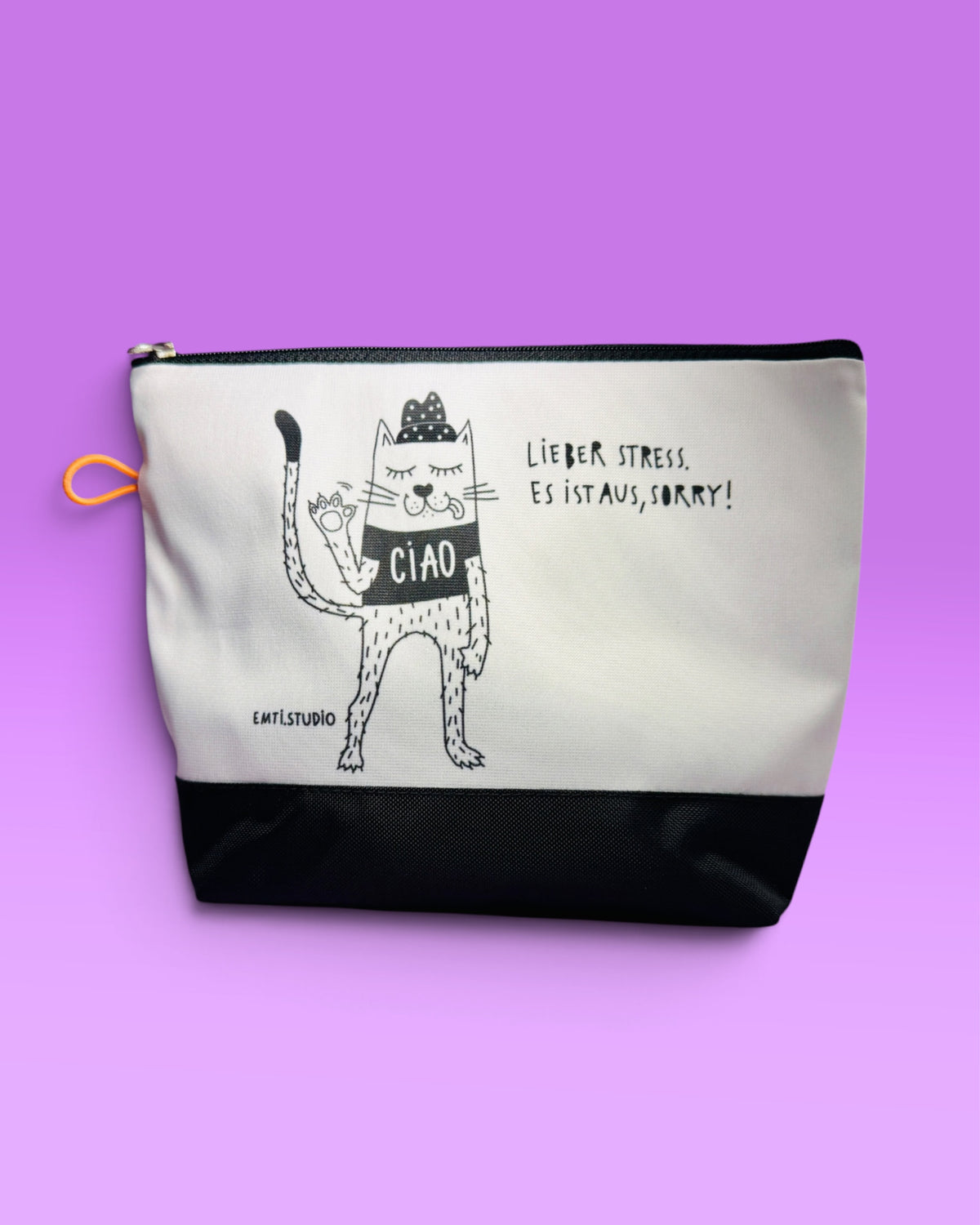 Täschchen in Weiss mit einer gezeichneten Katze im Ciao-Shirt und dem Schriftzug „Lieber Stress, es ist aus, sorry!“