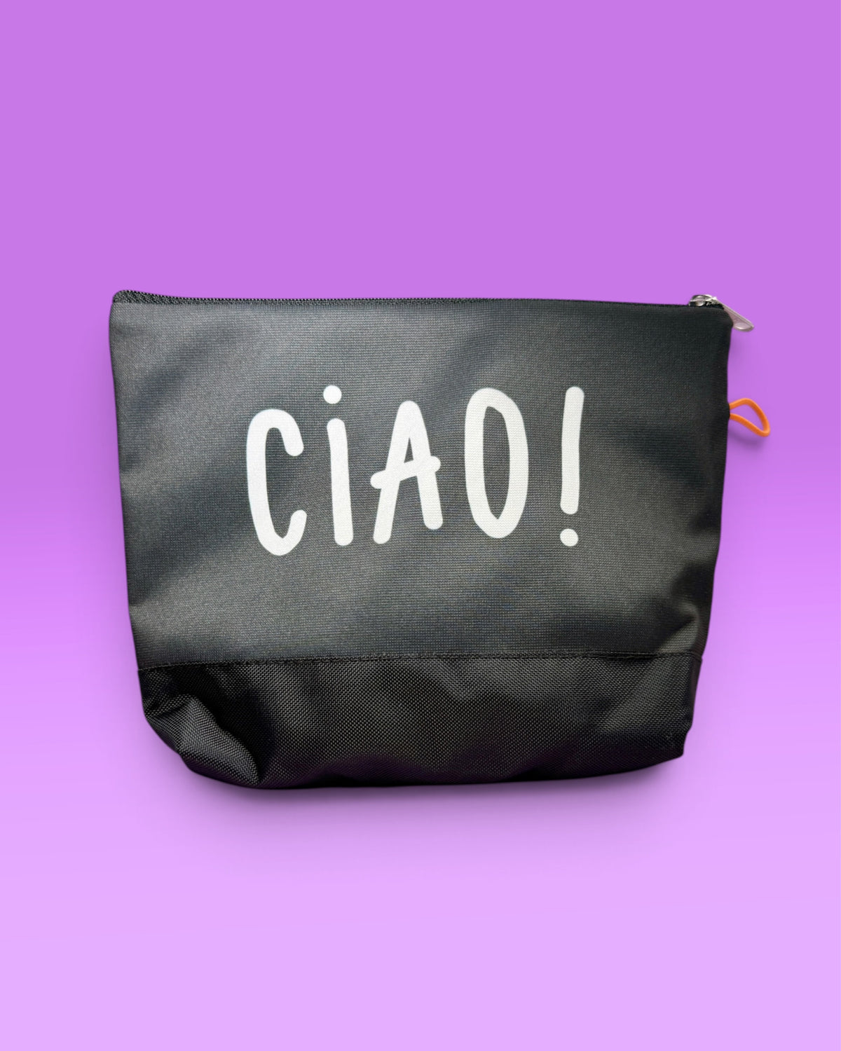 Rückseite des Täschchens in Schwarz mit dem Schriftzug „Ciao!“