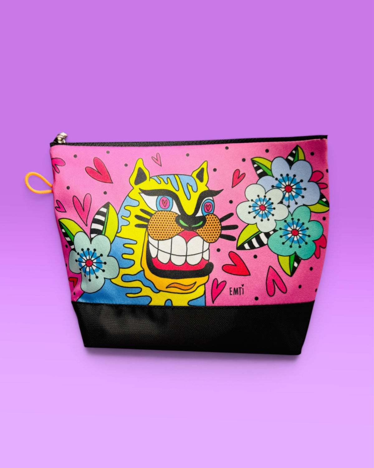 Täschchen in Pink mit einer bunt gezeichneten Katze zwischen Blüten und Herzen