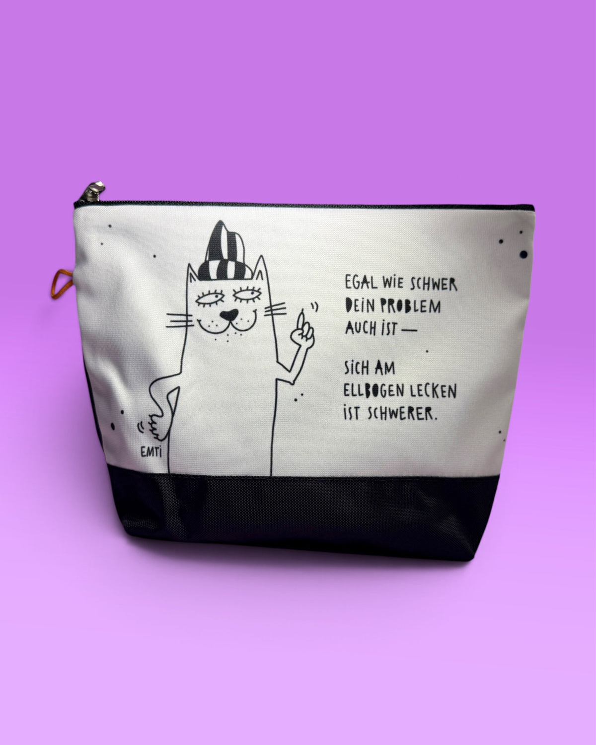 Täschchen in Weiss mit einer gezeichneten Katze und dem Schriftzug „Egal wie schwer dein Problem auch ist — sich am Ellbogen lecken ist schwerer.“