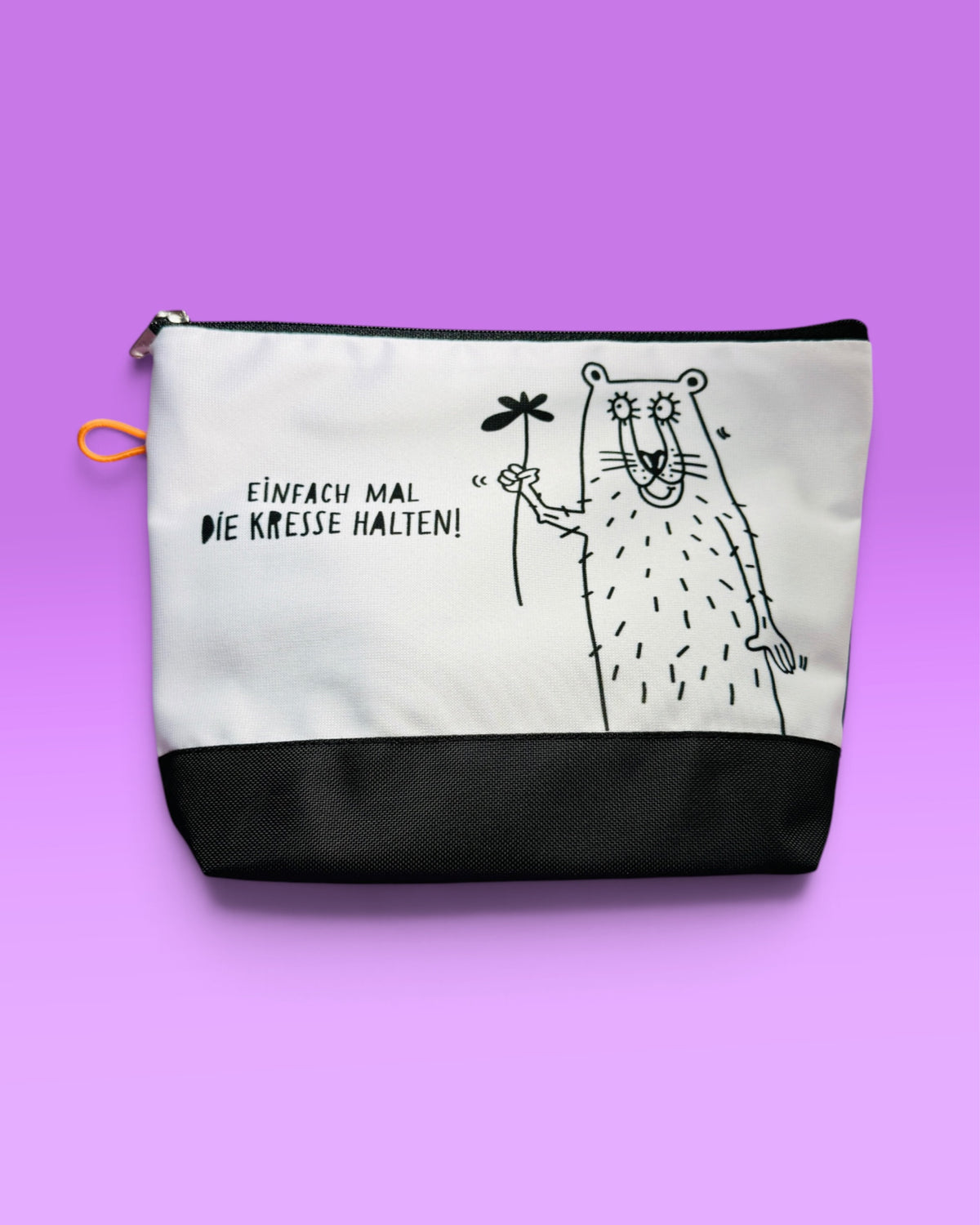 Täschchen in Weiss mit einem gezeichneten Bären und dem Schriftzug „Einfach mal die Kresse halten!“