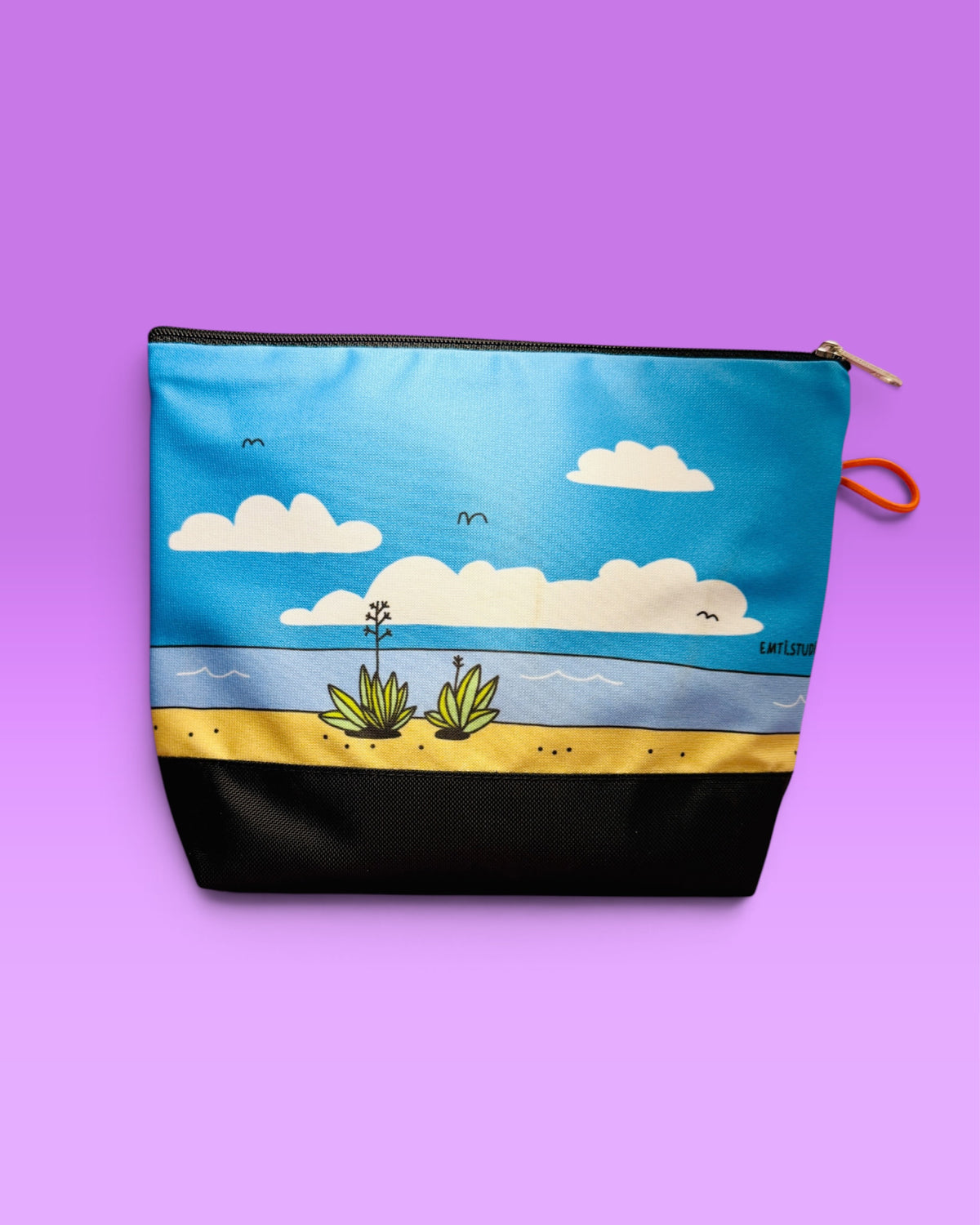 Die andere Seite des Täschchens mit Strand, Wolken und Möwen